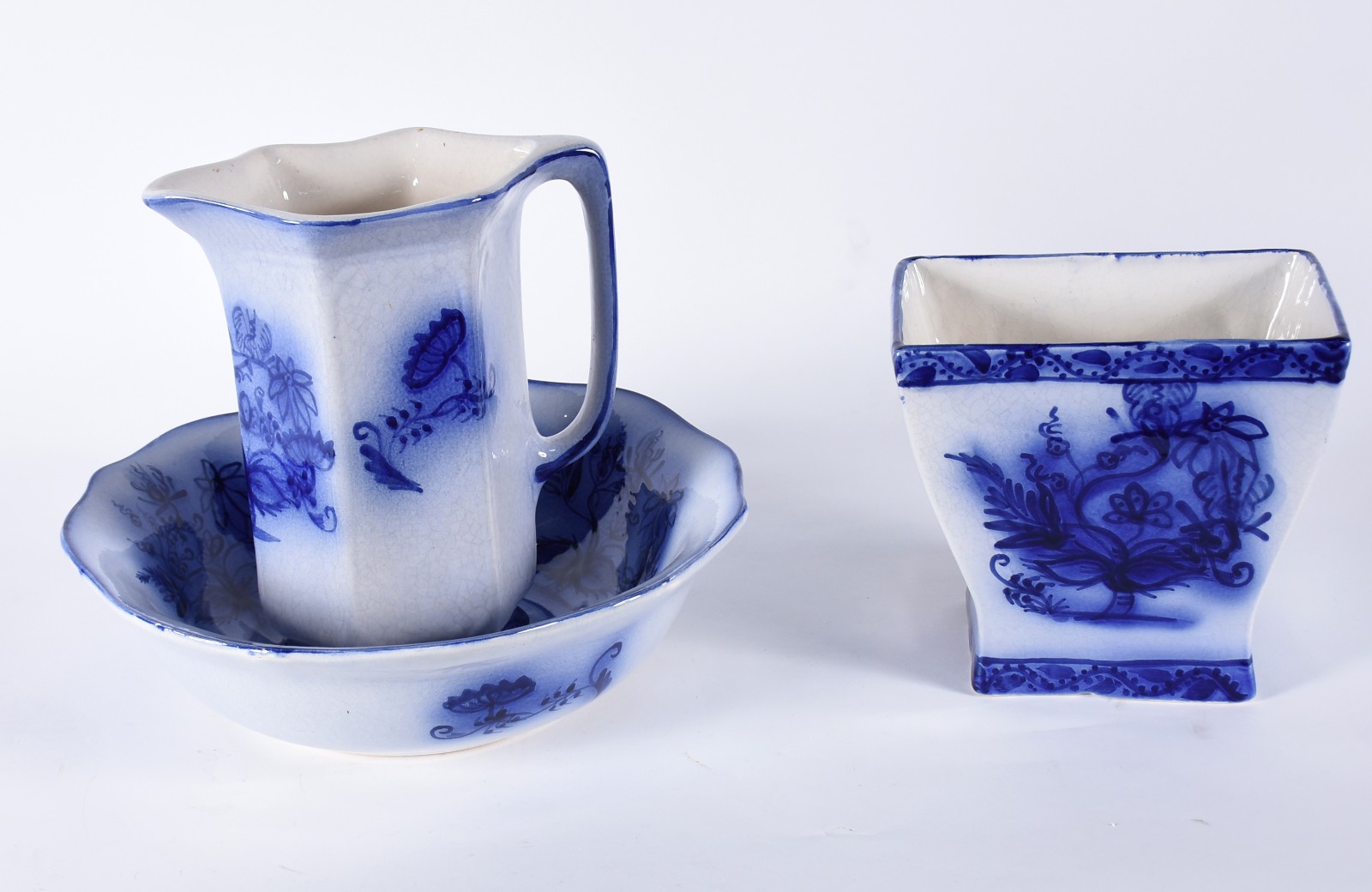 Três peças de faiança azul e branca, sendo: vaso feitio retangular... - foto 1 de 4