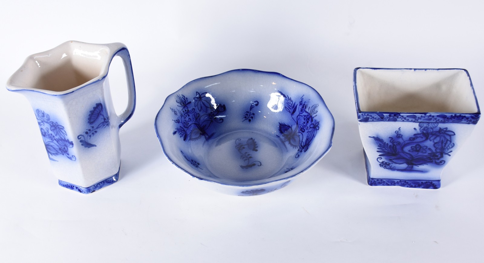 Três peças de faiança azul e branca, sendo: vaso feitio retangular... - foto 2 de 4