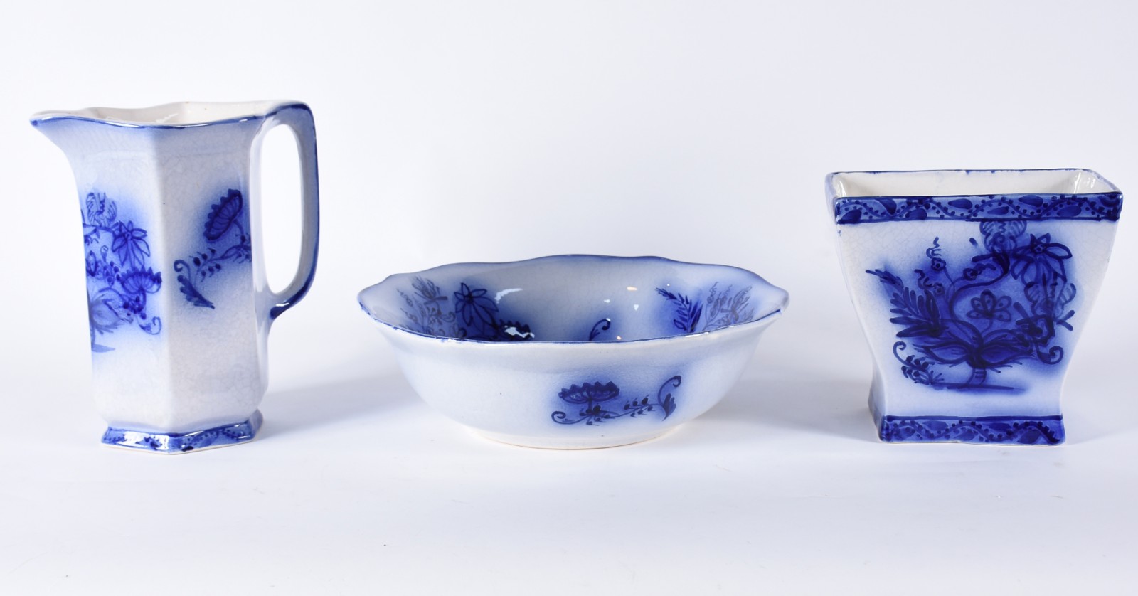 Três peças de faiança azul e branca, sendo: vaso feitio retangular... - foto 3 de 4