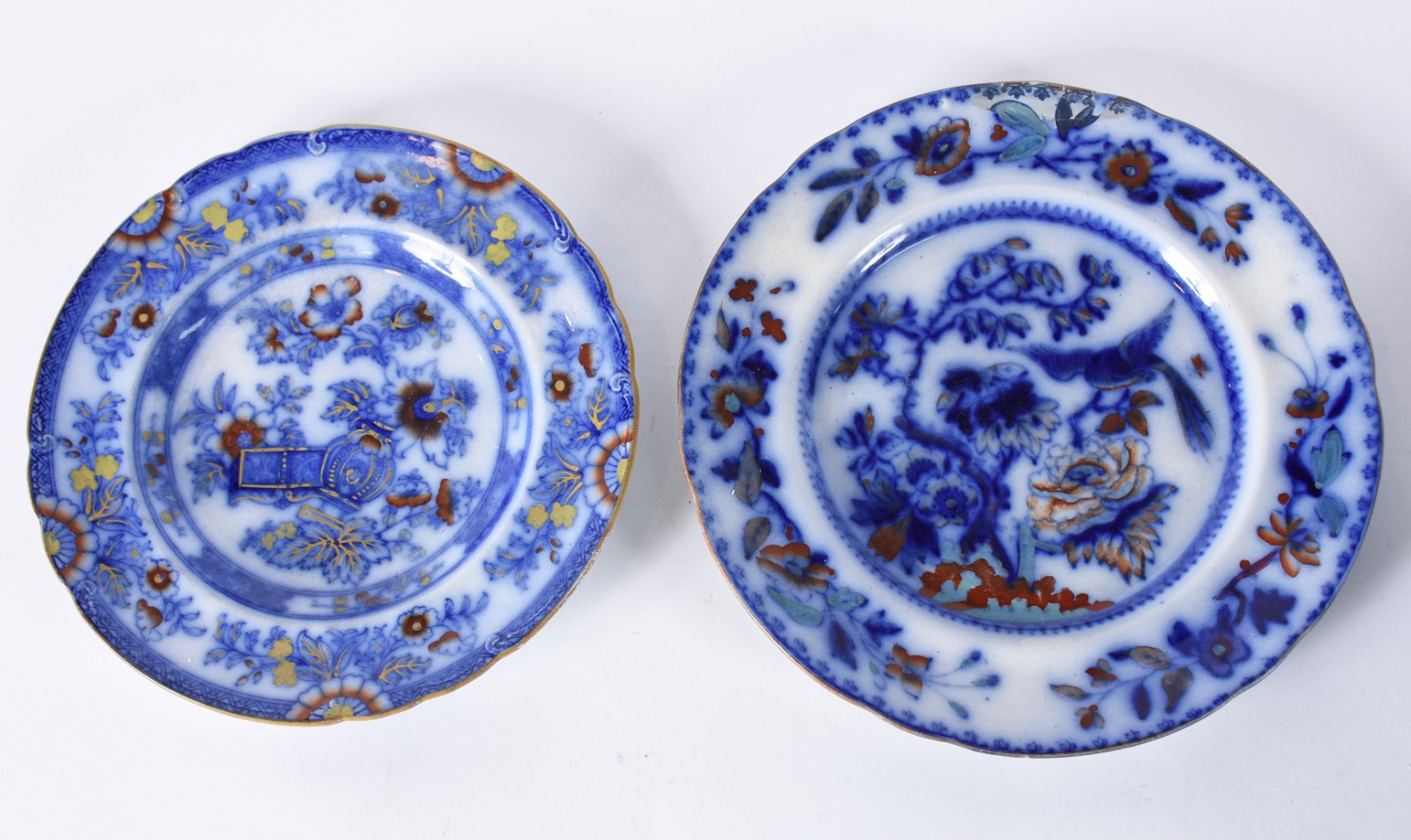 Dois pratos de faiança azul borrão, um com fio de cabelo e outro com... - foto 1 de 5