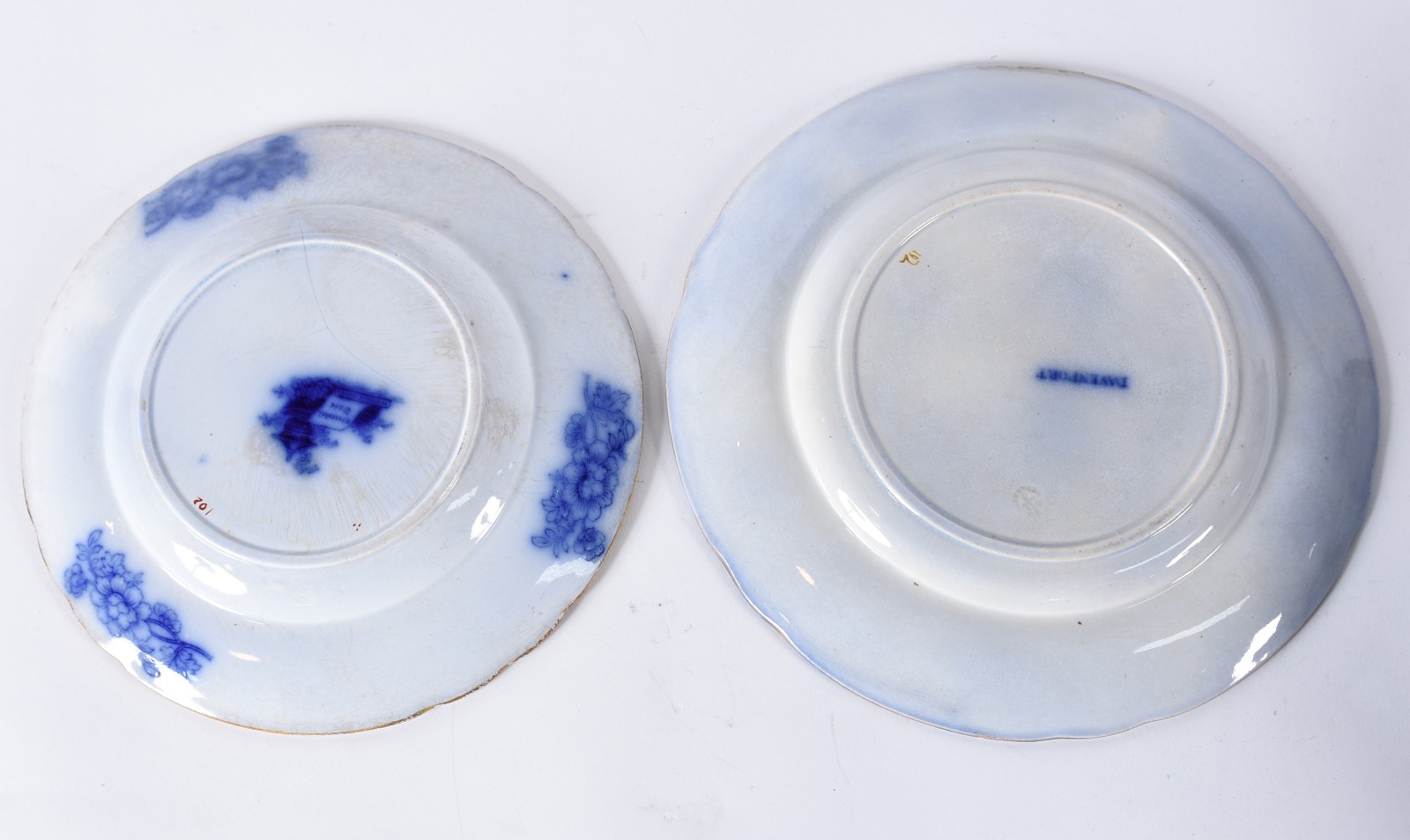 Dois pratos de faiança azul borrão, um com fio de cabelo e outro com... - foto 3 de 5