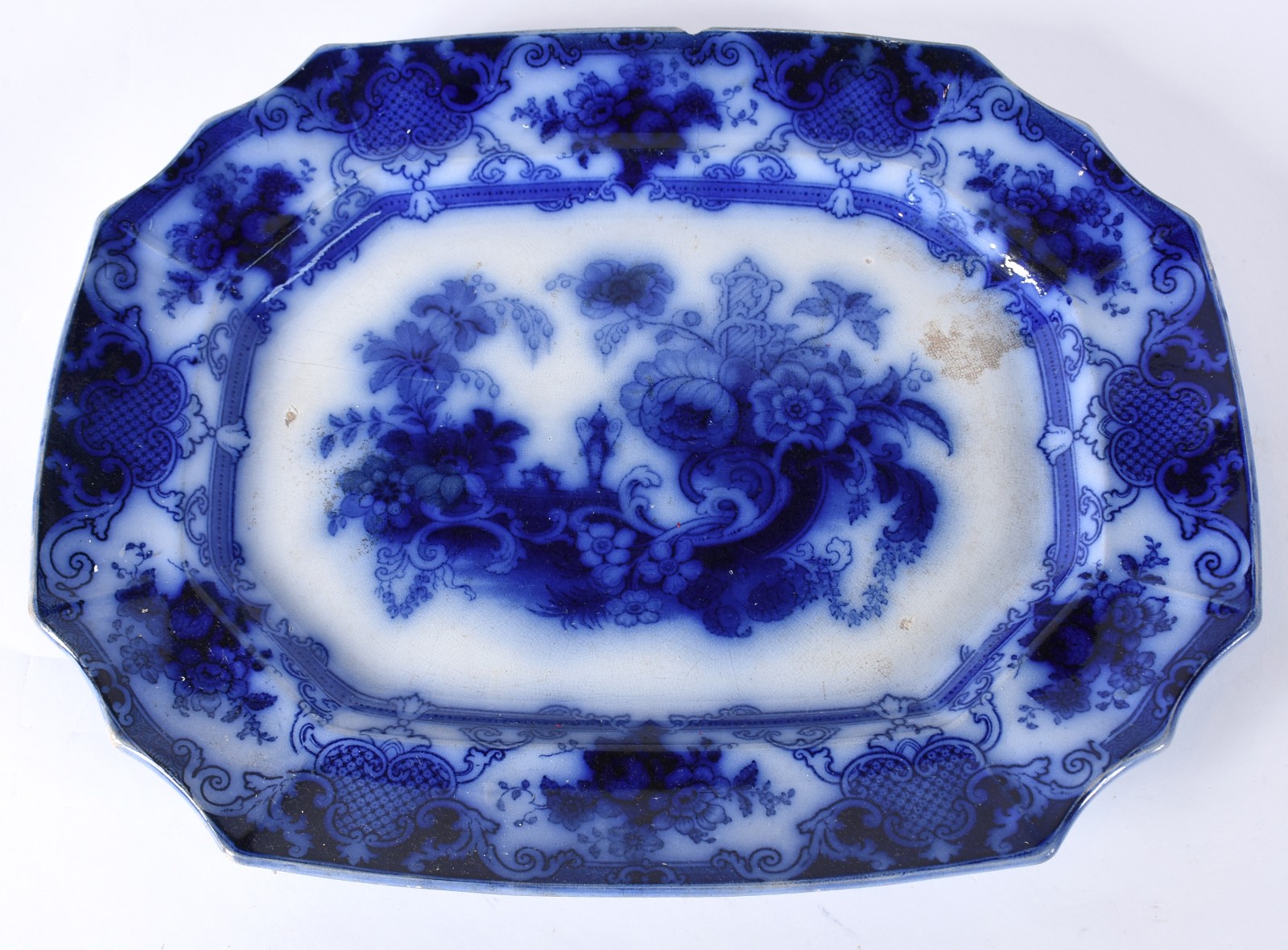 Travessa de porcelana azul borrão feitio oitavado, com lascado na... - foto 1 de 4