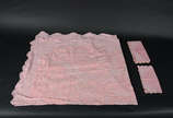 Toalha de mesa na cor rosa com labirinto medind... - Toalha de mesa na cor rosa com labirinto medindo 1,70 x 1,90 m e seis guardanapos