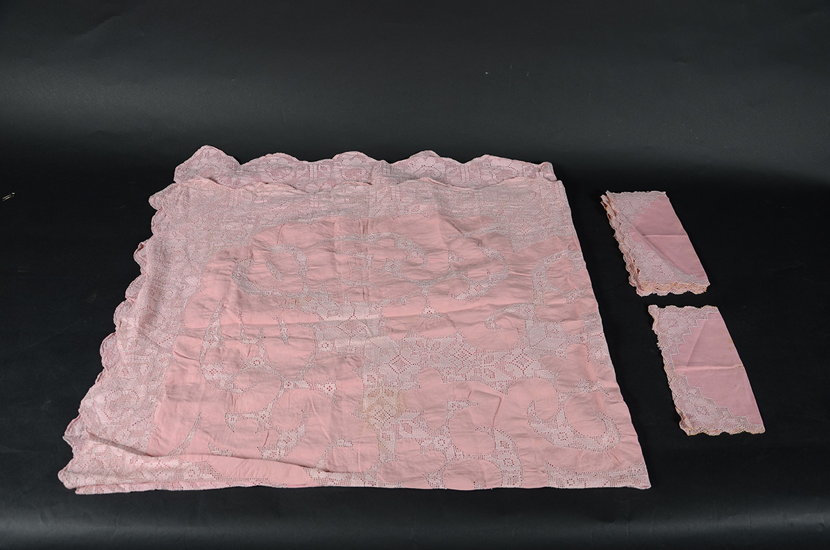 Toalha de mesa na cor rosa com labirinto medindo 1,70 x 1,90 m e seis...