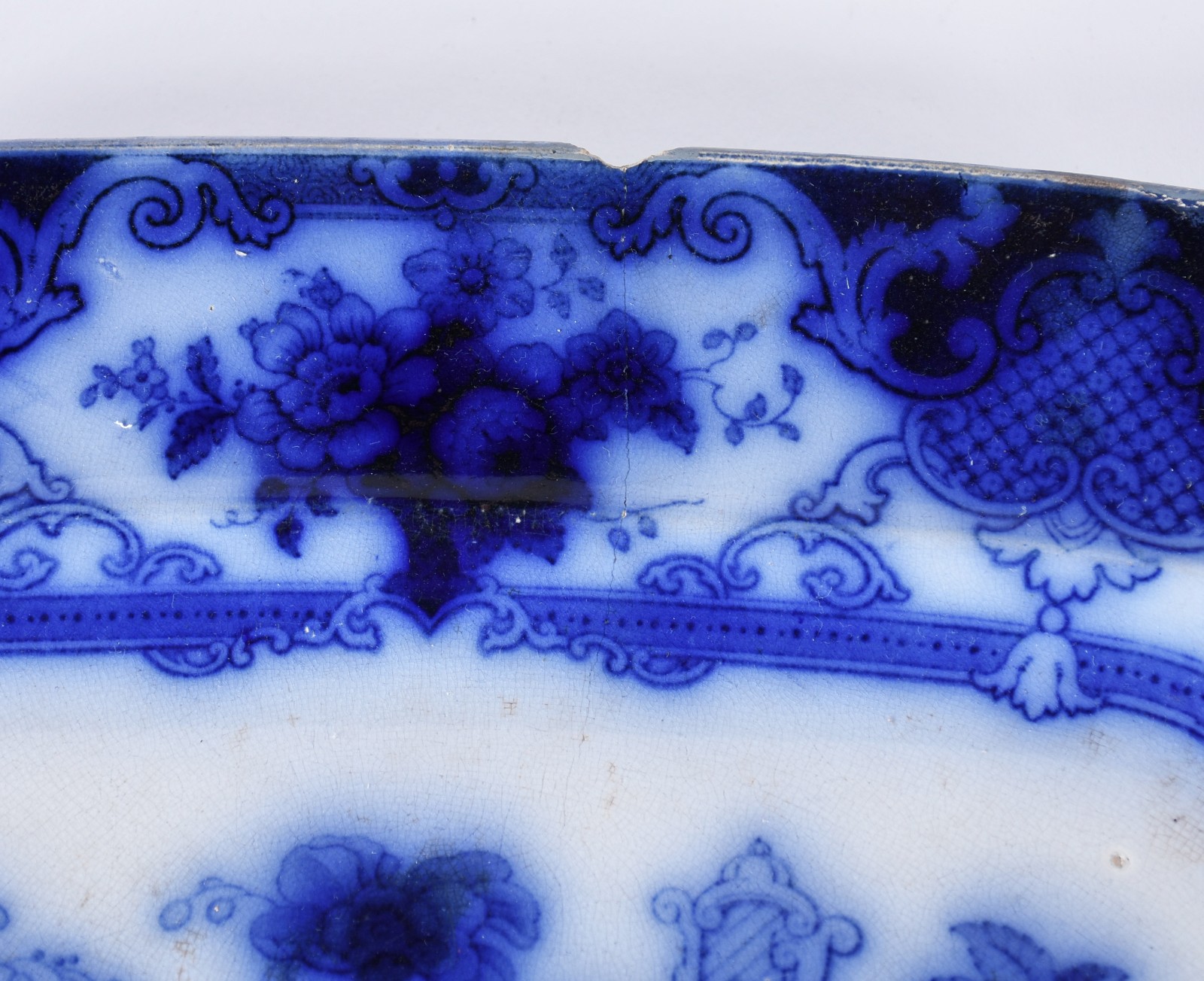 Travessa de porcelana azul borrão feitio oitavado, com lascado na... - foto 2 de 4