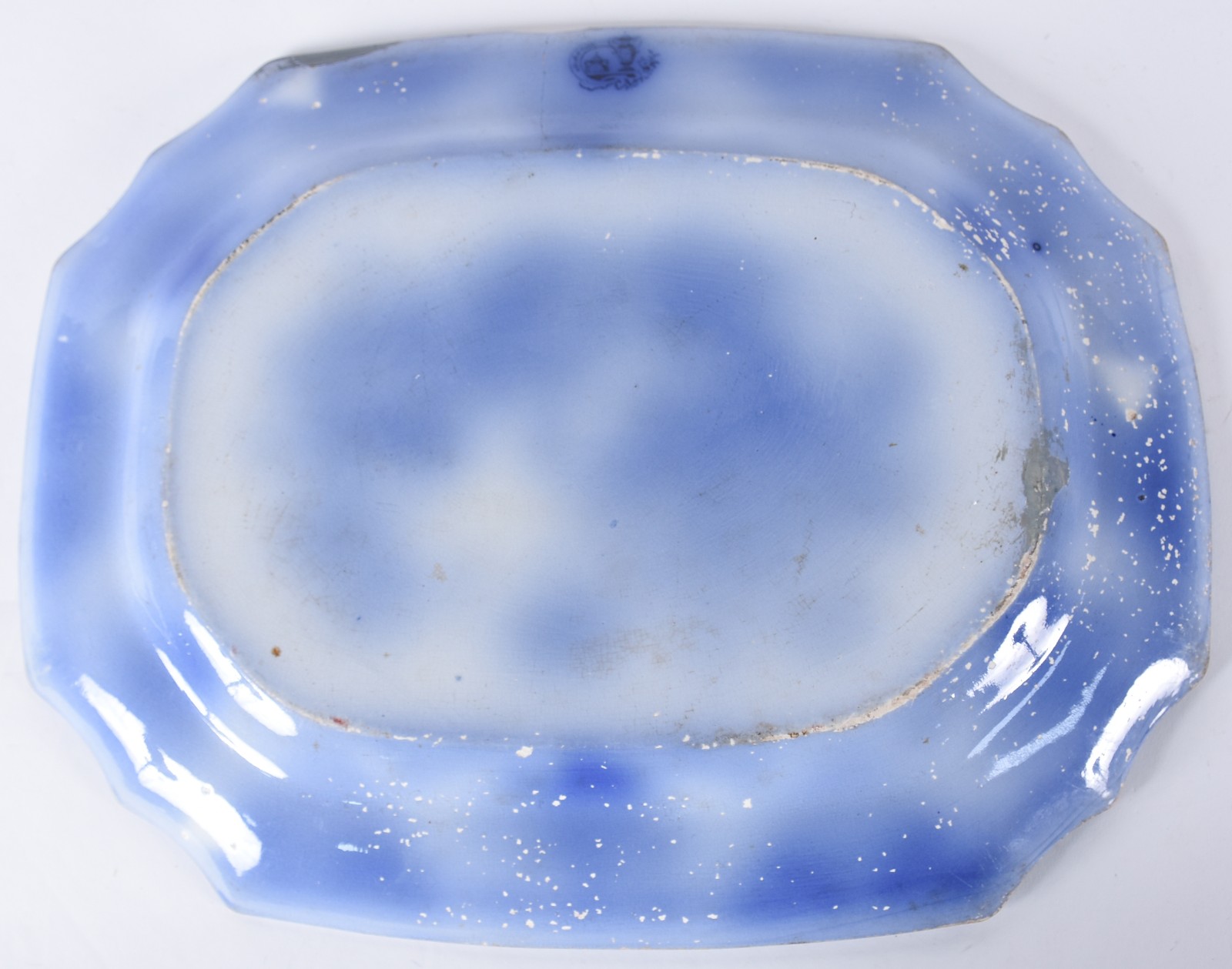 Travessa de porcelana azul borrão feitio oitavado, com lascado na... - foto 3 de 4