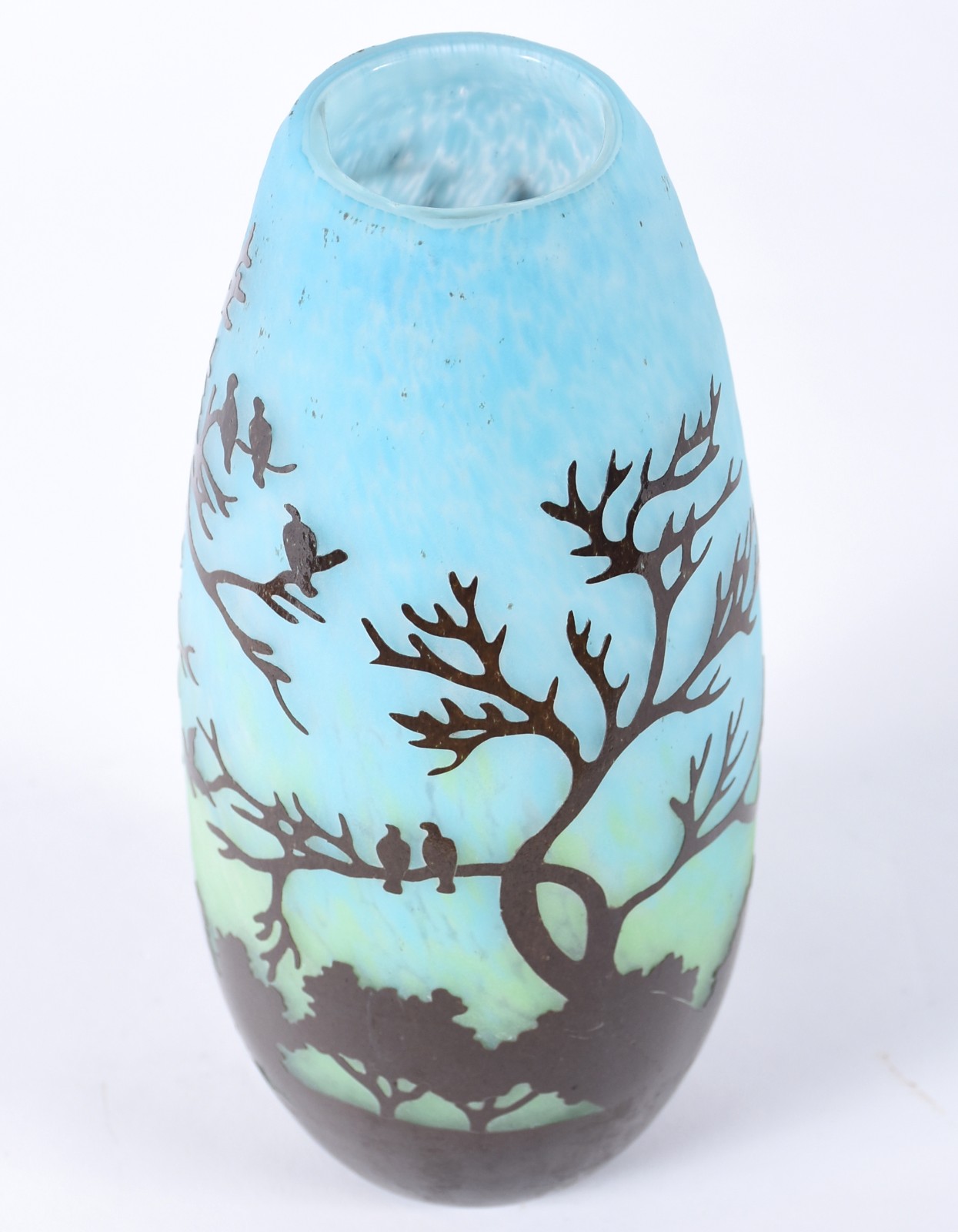 Vaso de pasta de vidro em tons degradés de azul e verde decorado com... - foto 2 de 4