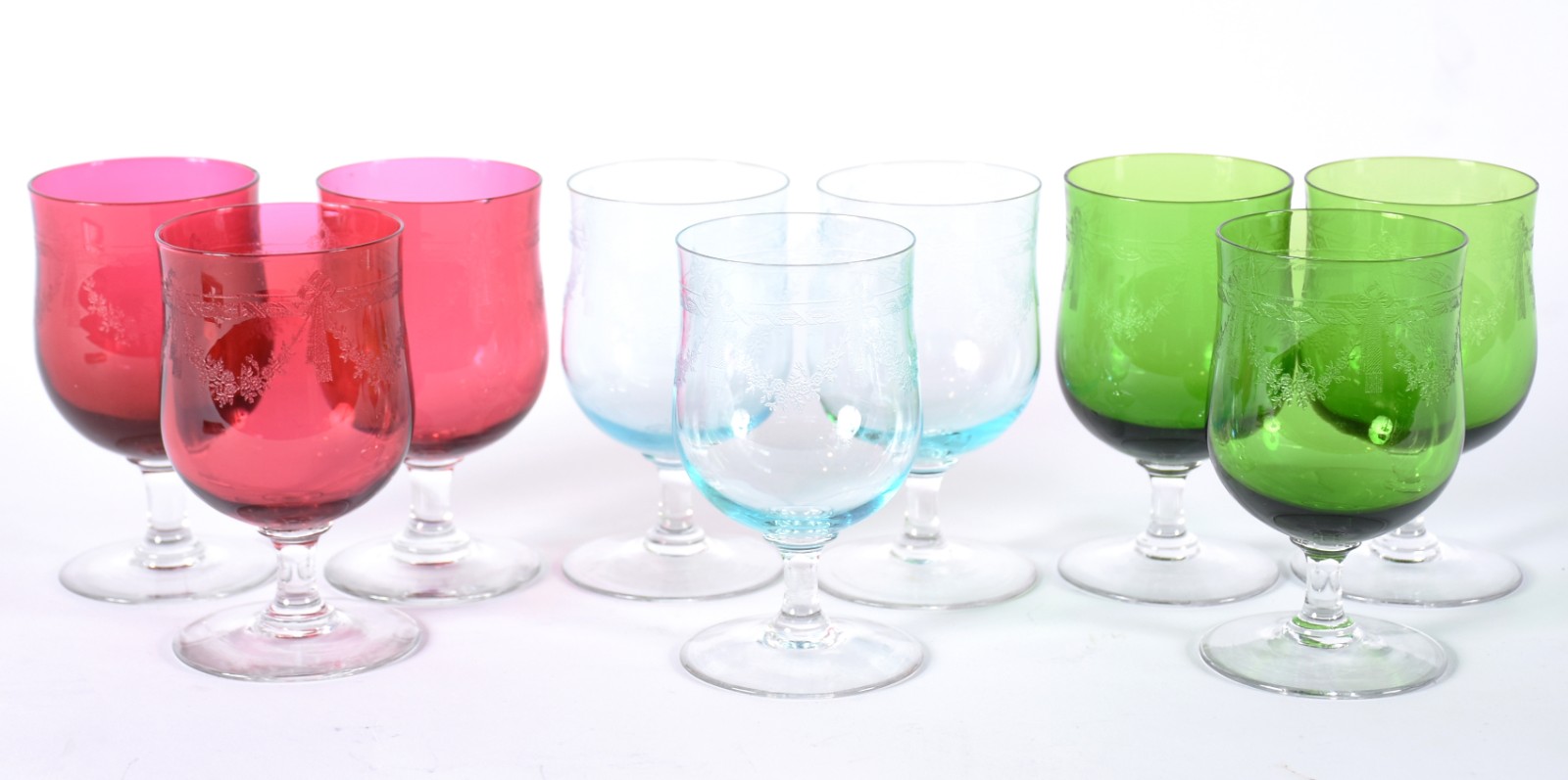 Nove cálices de cristal colorido lavrados com guirlandas, sendo tres... - foto 1 de 3