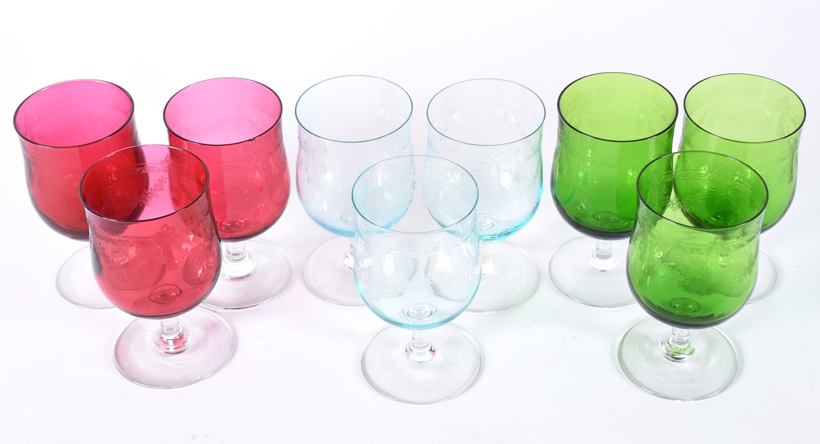 Nove cálices de cristal colorido lavrados com guirlandas, sendo tres... - foto 2 de 3