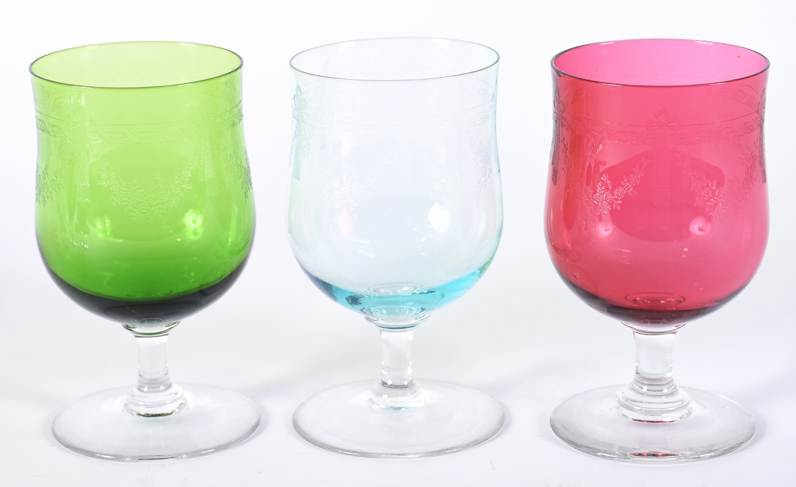 Nove cálices de cristal colorido lavrados com guirlandas, sendo tres... - foto 3 de 3