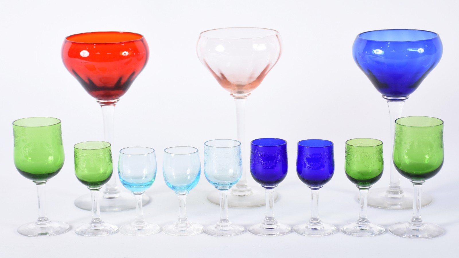 Doze taças de vidro/cristal colorido, tamanhos e modelos diversos. - foto 1 de 3