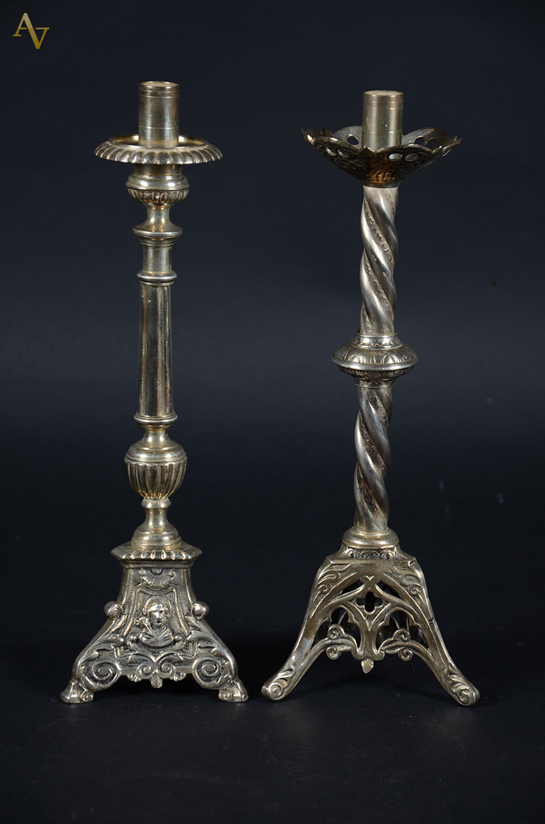 Dois castiçais em metal prateado. altura: 34 cm