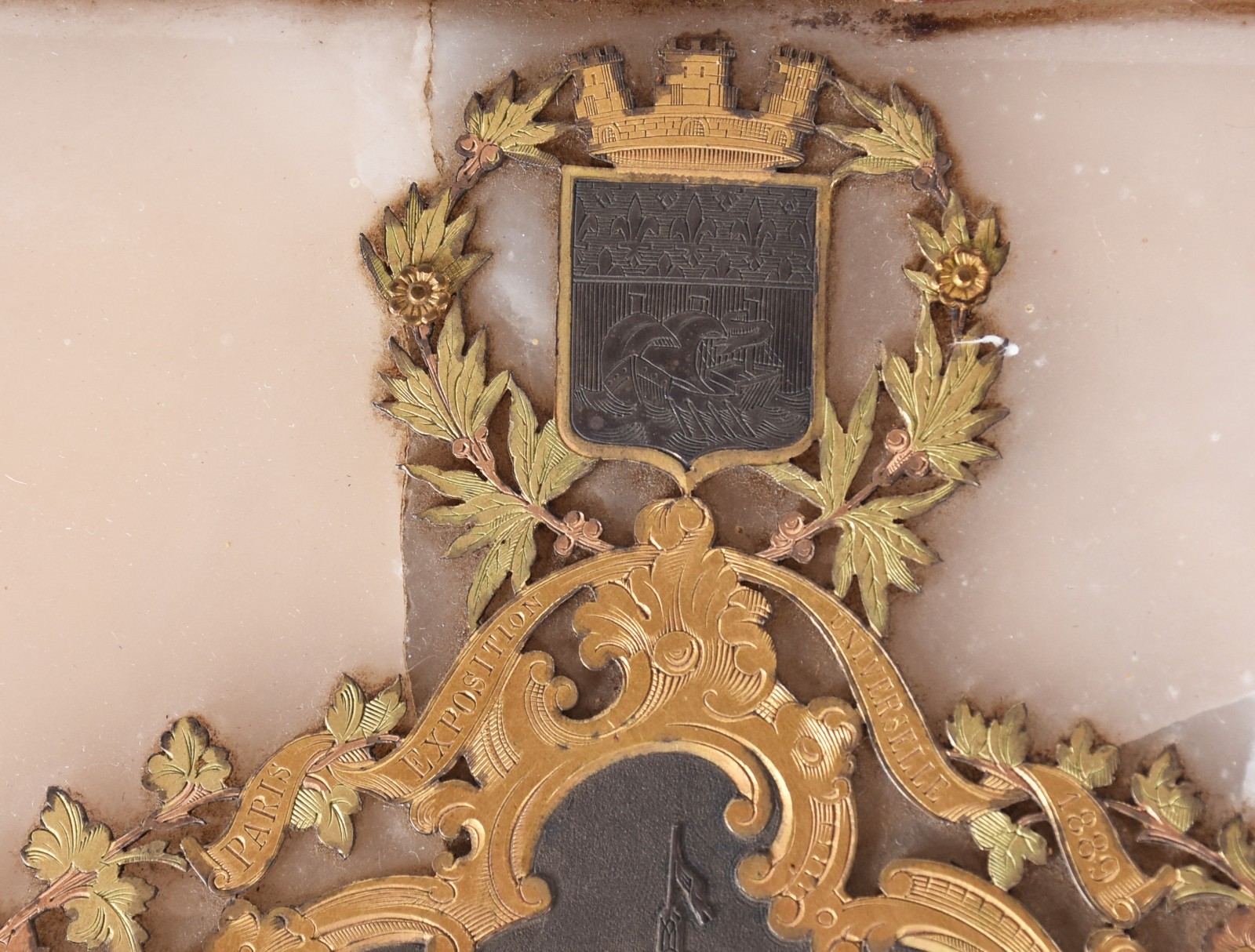 Antigo Álbum de fotografia com detalhes dourados, parte interna com... - foto 7 de 8