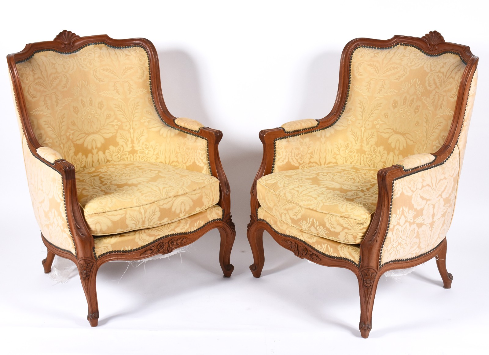 Par de poltronas de madeira nobre, saias e encostos com detalhes... - foto 1 de 4
