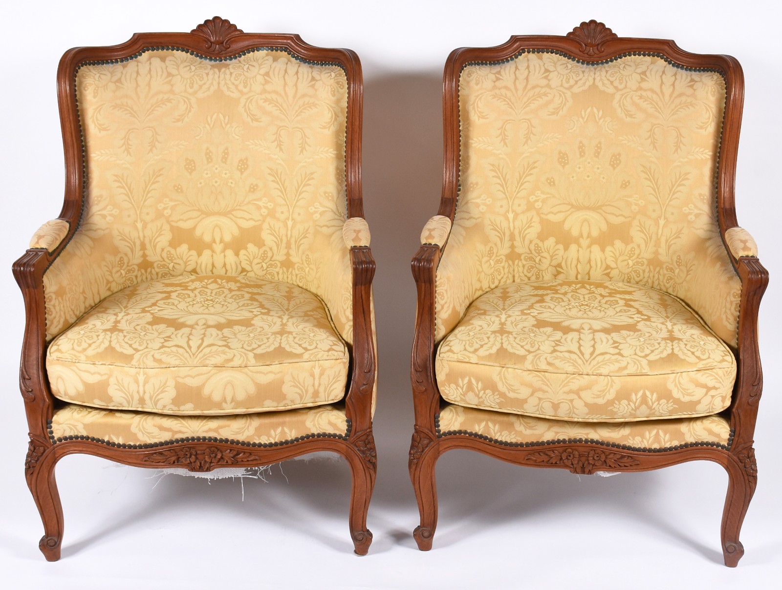Par de poltronas de madeira nobre, saias e encostos com detalhes... - foto 2 de 4
