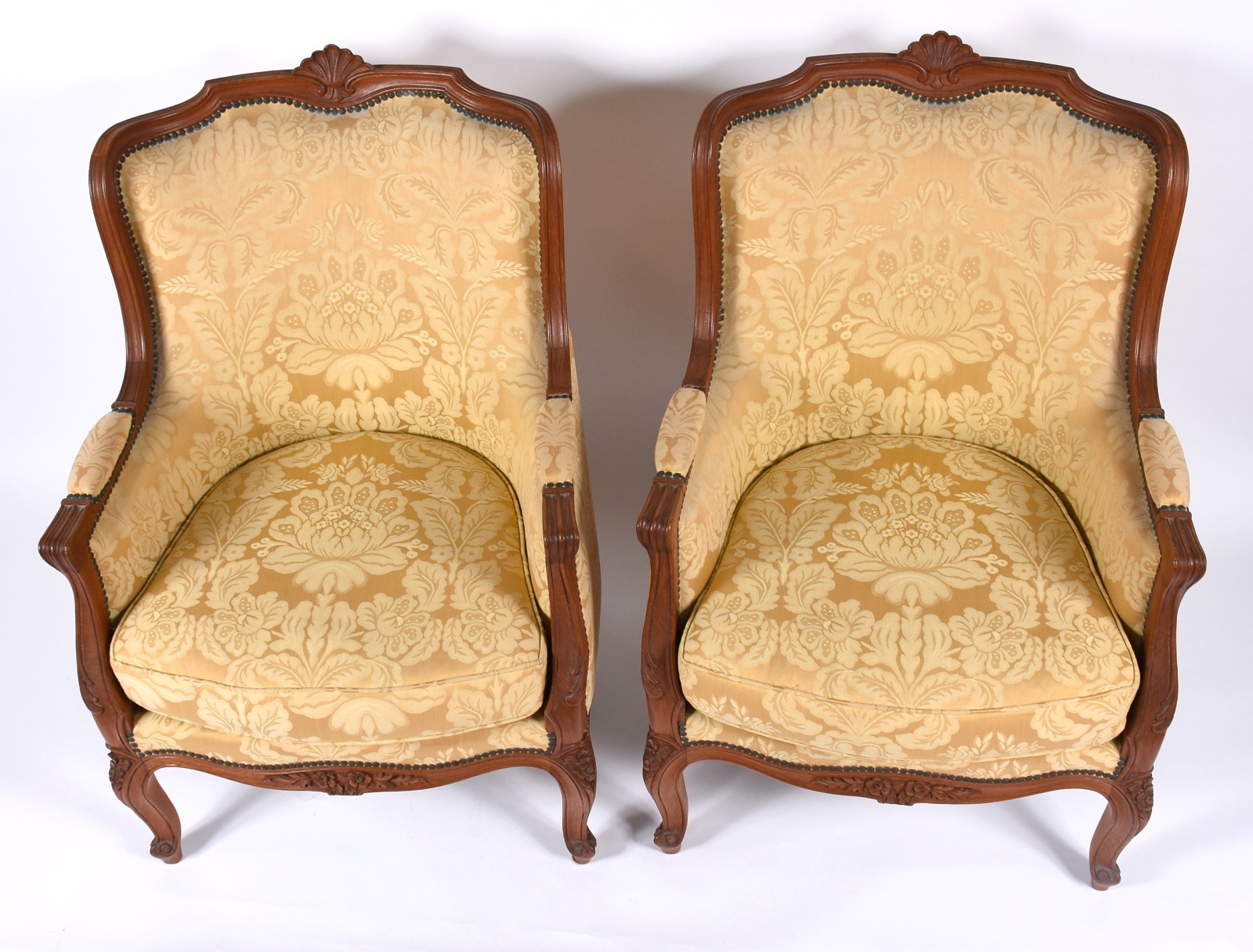 Par de poltronas de madeira nobre, saias e encostos com detalhes... - foto 3 de 4
