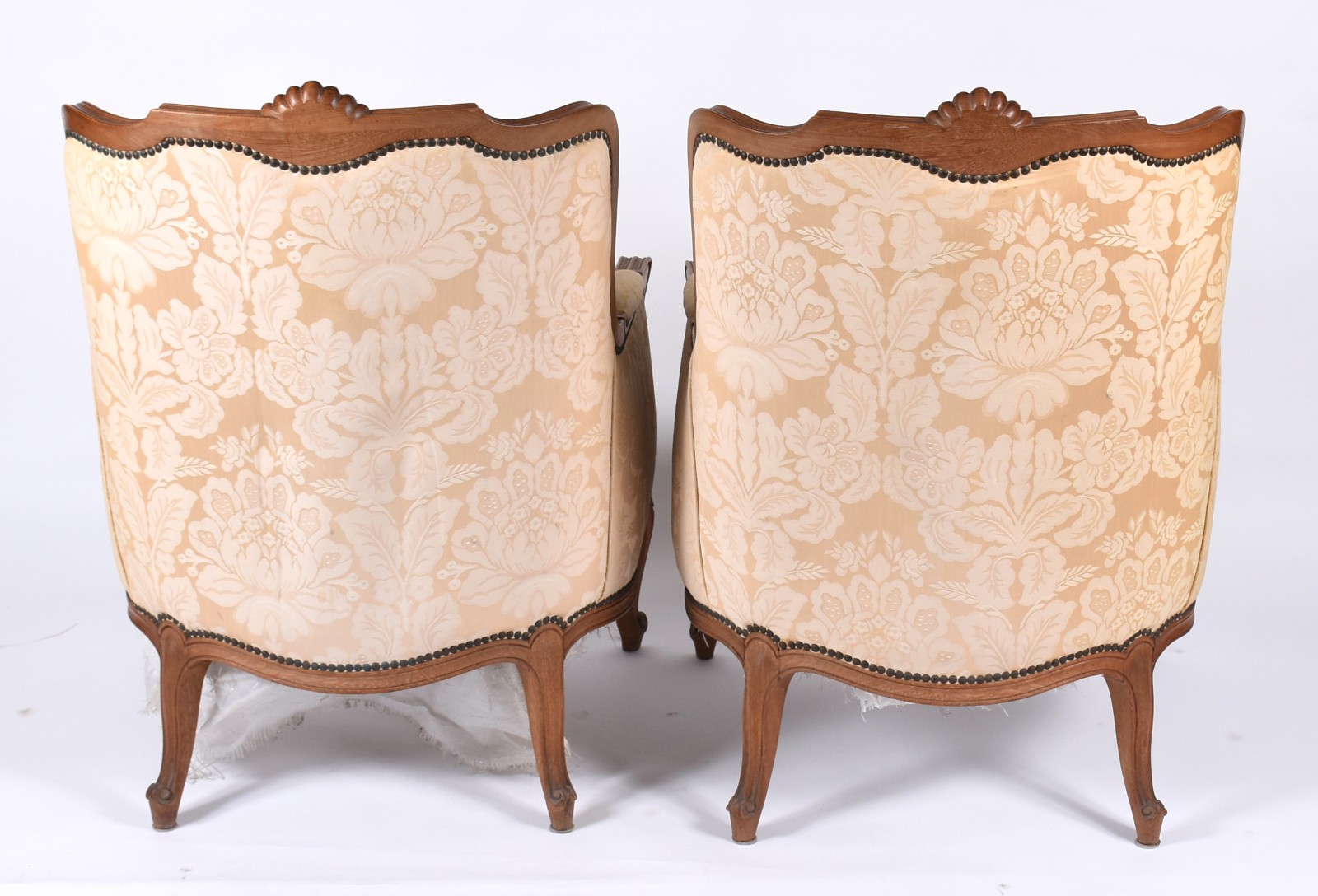 Par de poltronas de madeira nobre, saias e encostos com detalhes... - foto 4 de 4