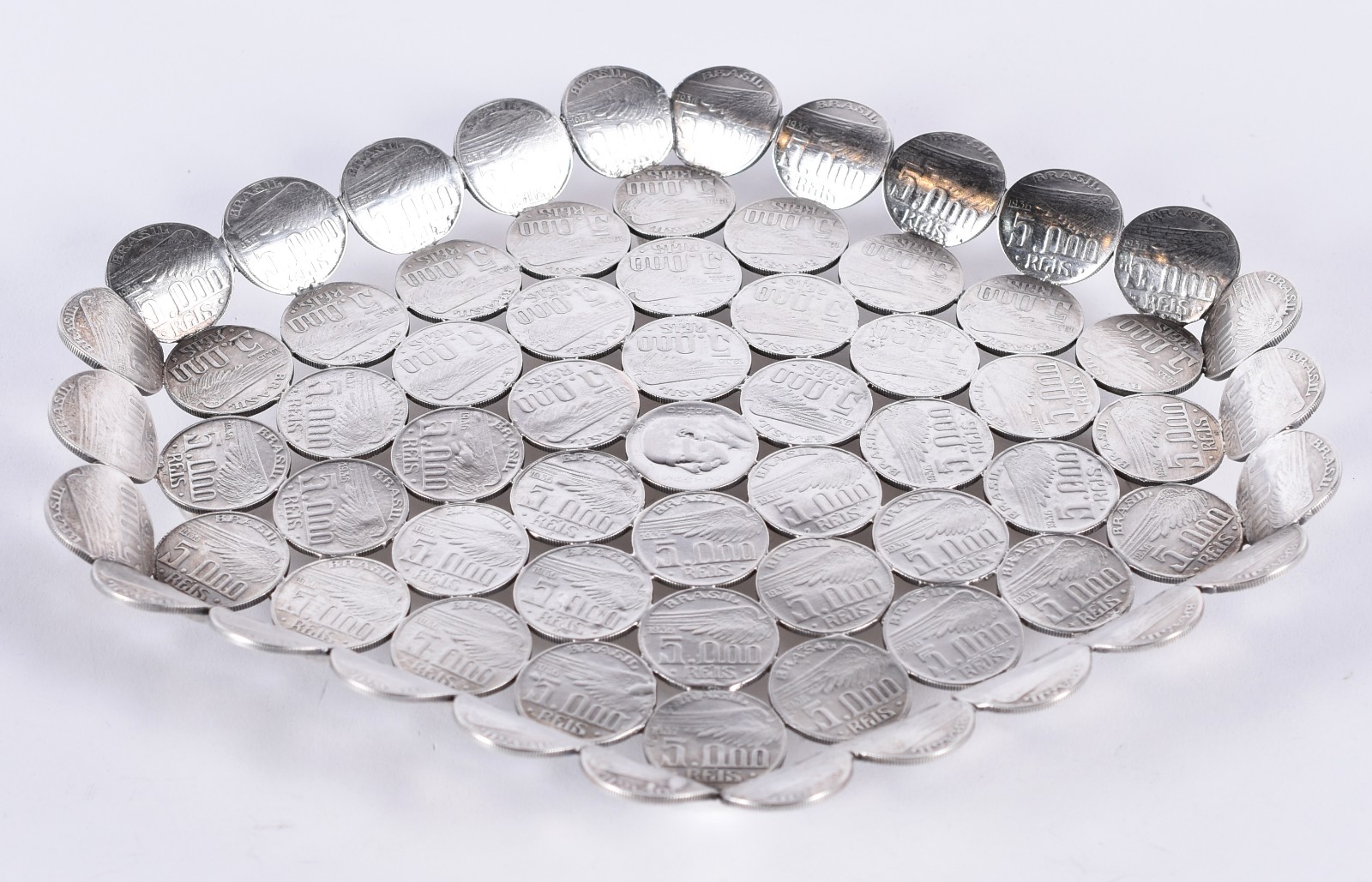 Salva formada por moedas de prata de 5.000 reis, feitio hexagonal... - foto 1 de 4