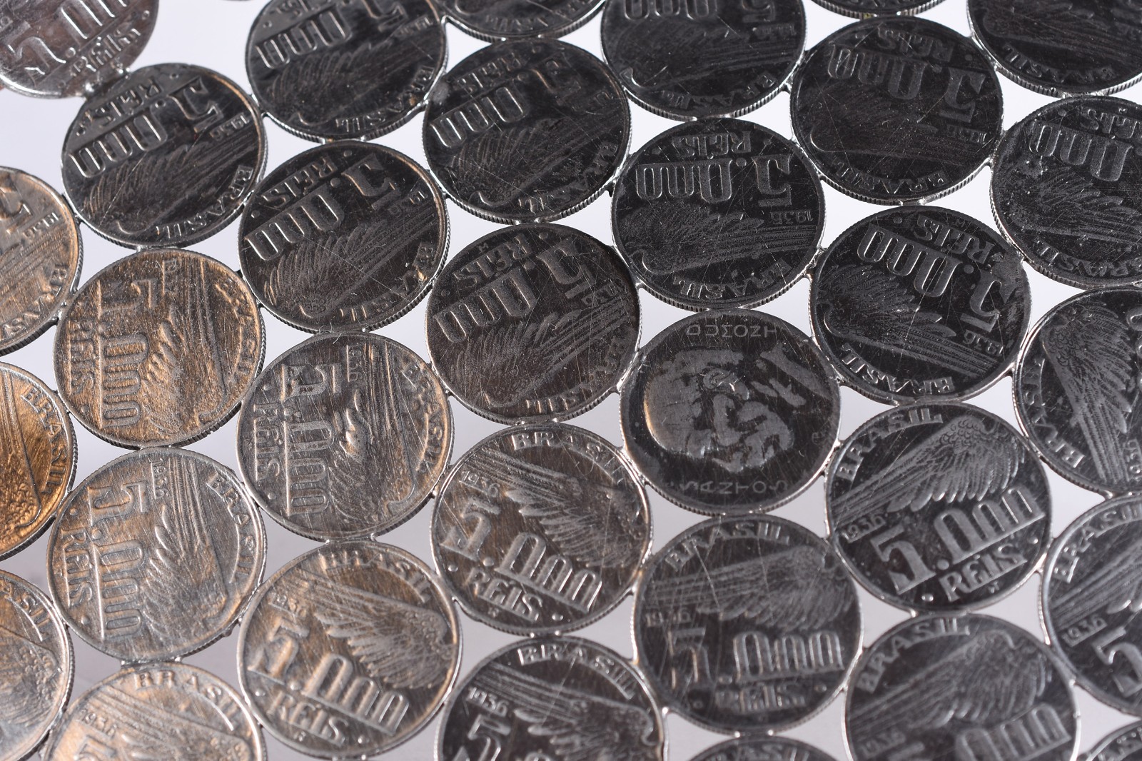 Salva formada por moedas de prata de 5.000 reis, feitio hexagonal... - foto 3 de 4