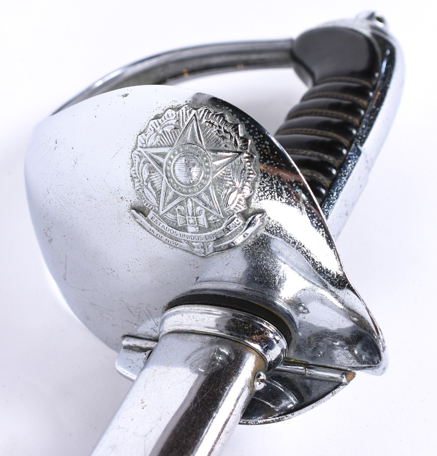 Espada de metal com punho com brazão da república brasileira. - foto 1 de 5