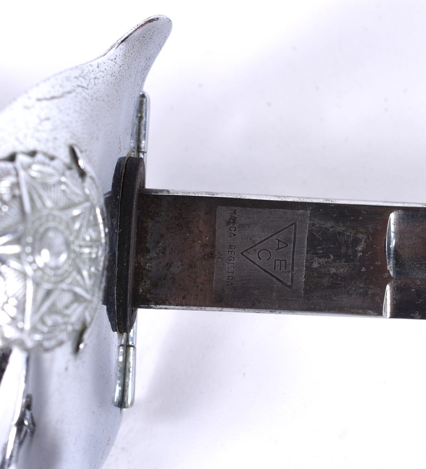 Espada de metal com punho com brazão da república brasileira. - foto 5 de 5