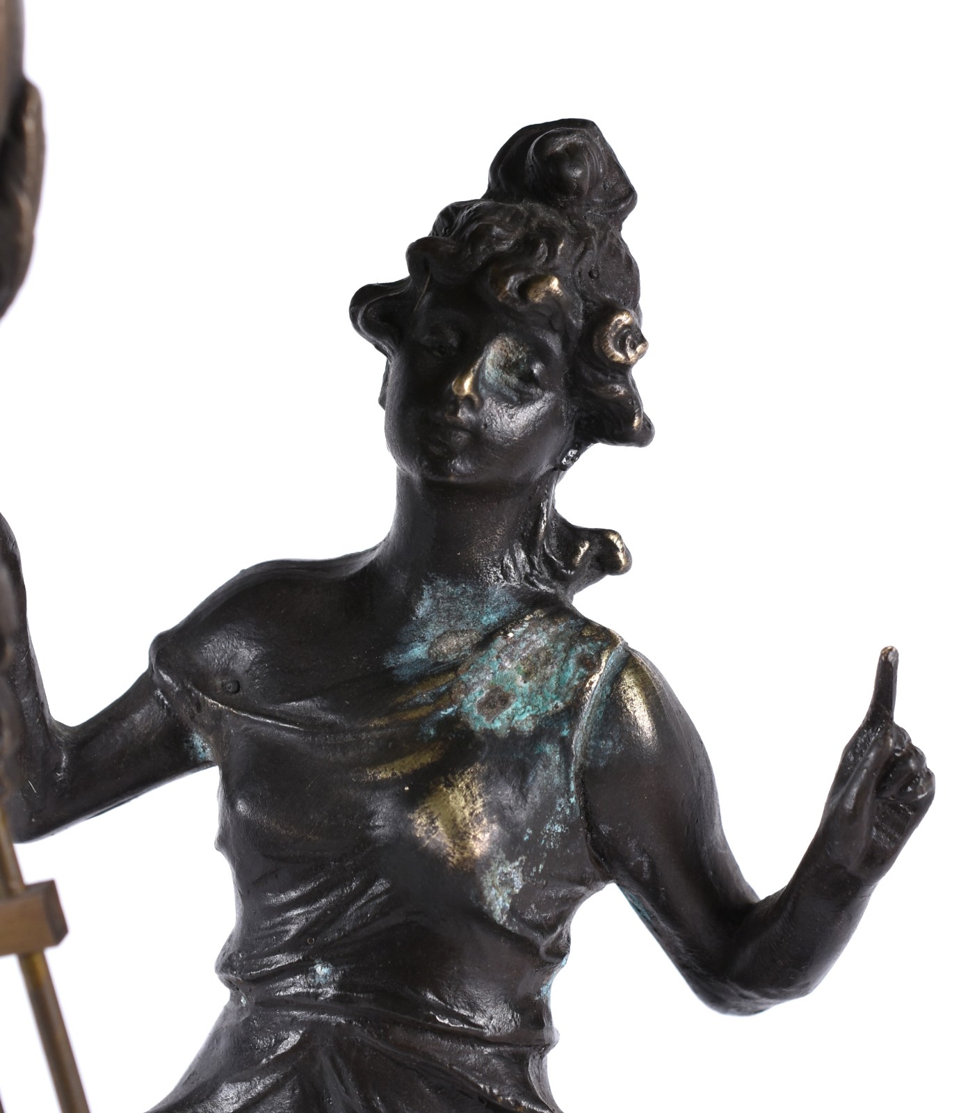 Escultura de petit bronze representando figura feminina com relógio... - foto 2 de 7