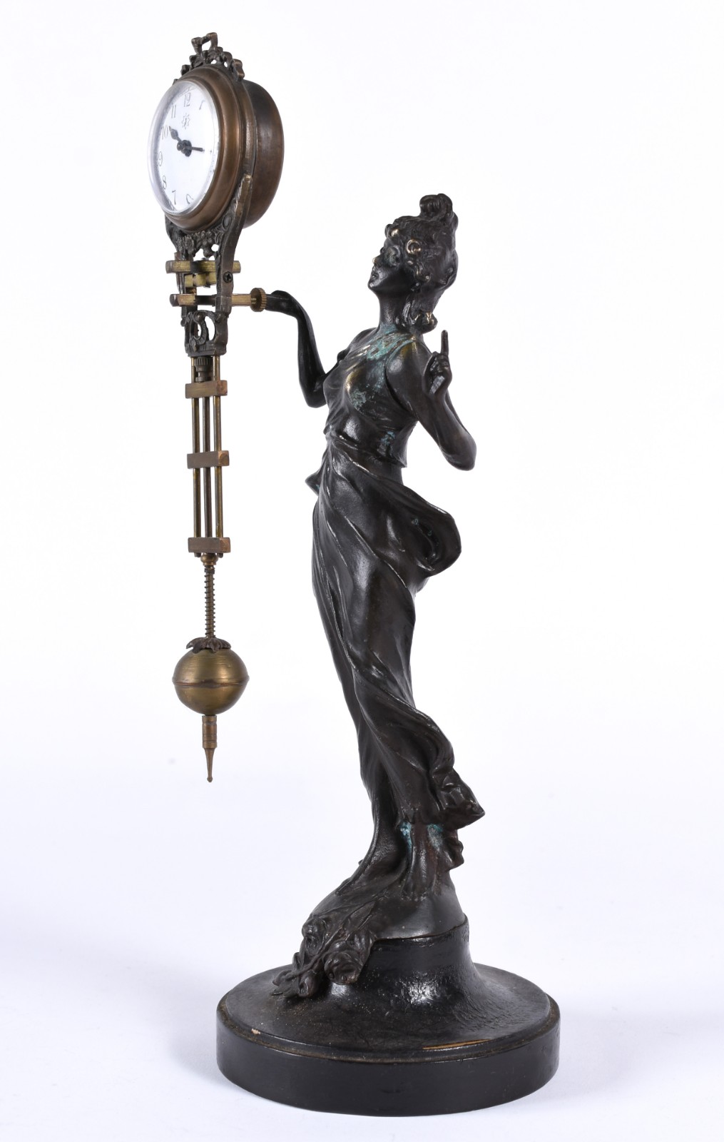 Escultura de petit bronze representando figura feminina com relógio... - foto 4 de 7