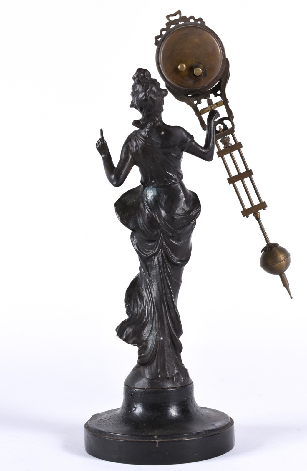 Escultura de petit bronze representando figura feminina com relógio... - foto 6 de 7