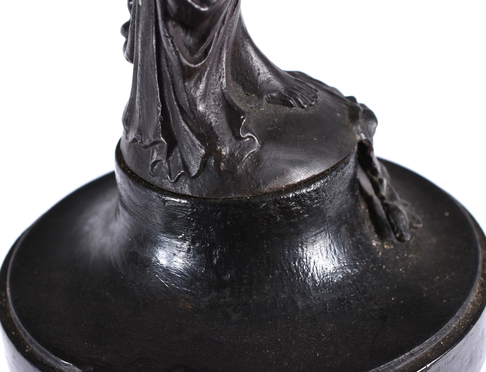 Escultura de petit bronze representando figura feminina com relógio... - foto 7 de 7