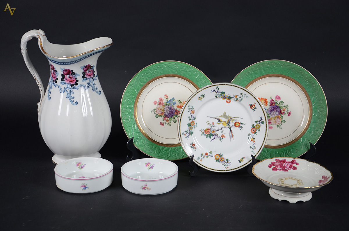 Sete peças diversas de porcelana, sendo uma Jarra (gomil) inglesa...