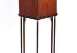 Vitrine de canto de madeira nobre, apoio em cin... - Vitrine de canto de madeira nobre, apoio em cinco  "pernas" altas na forma de colunas cilíndricas ligadas em platô inferior triangular, portinha...