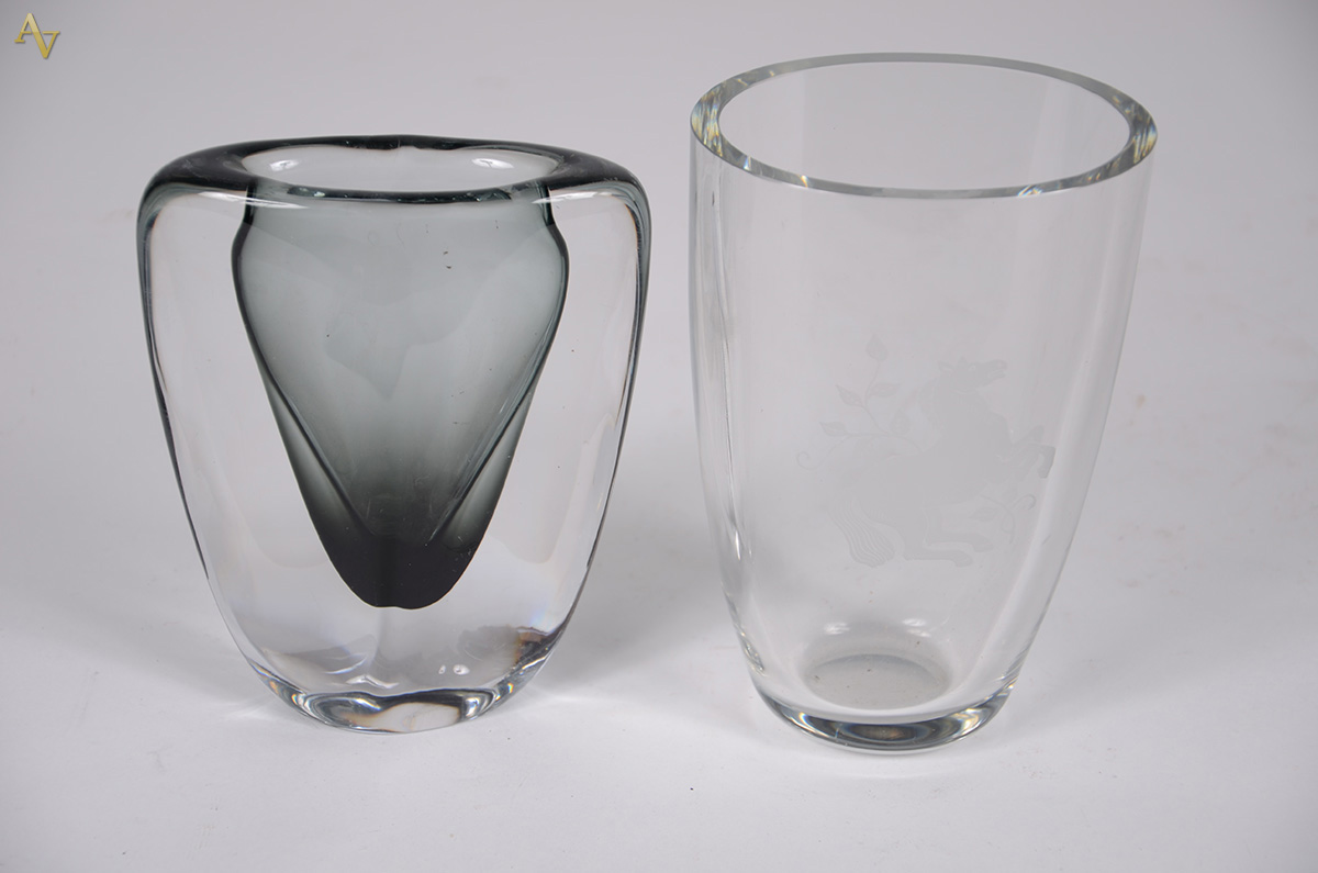 Dois pequenos vasos de cristal, sendo um com cavalo lavrado e... - foto 1 de 2