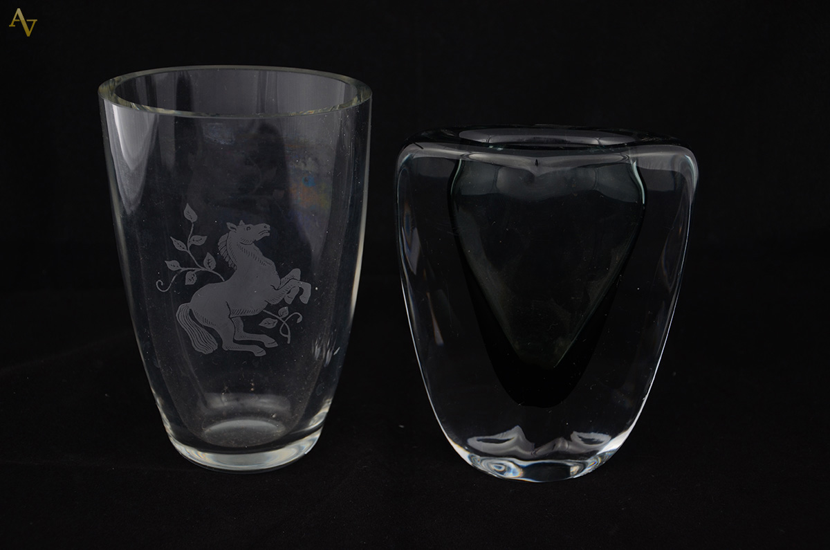 Dois pequenos vasos de cristal, sendo um com cavalo lavrado e... - foto 2 de 2