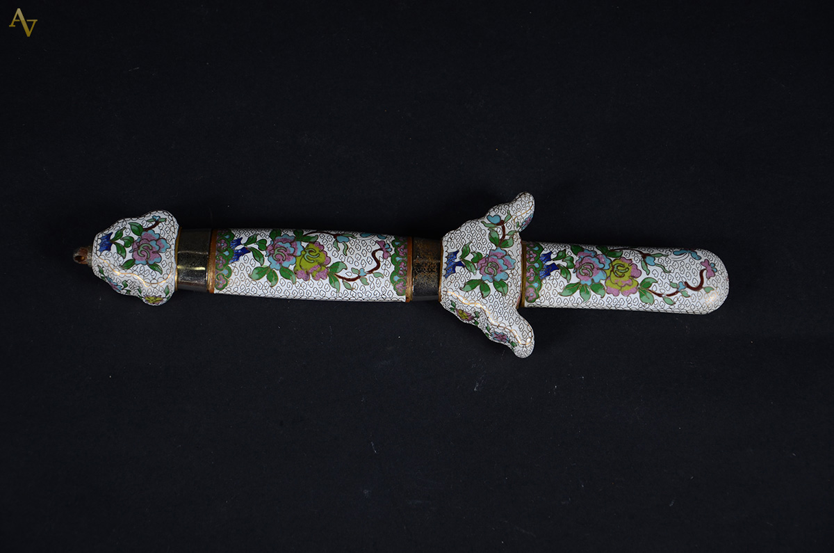 Espada retrátil de metal com bainha em Cloisonée, med.fechada 34 cm. - foto 1 de 2