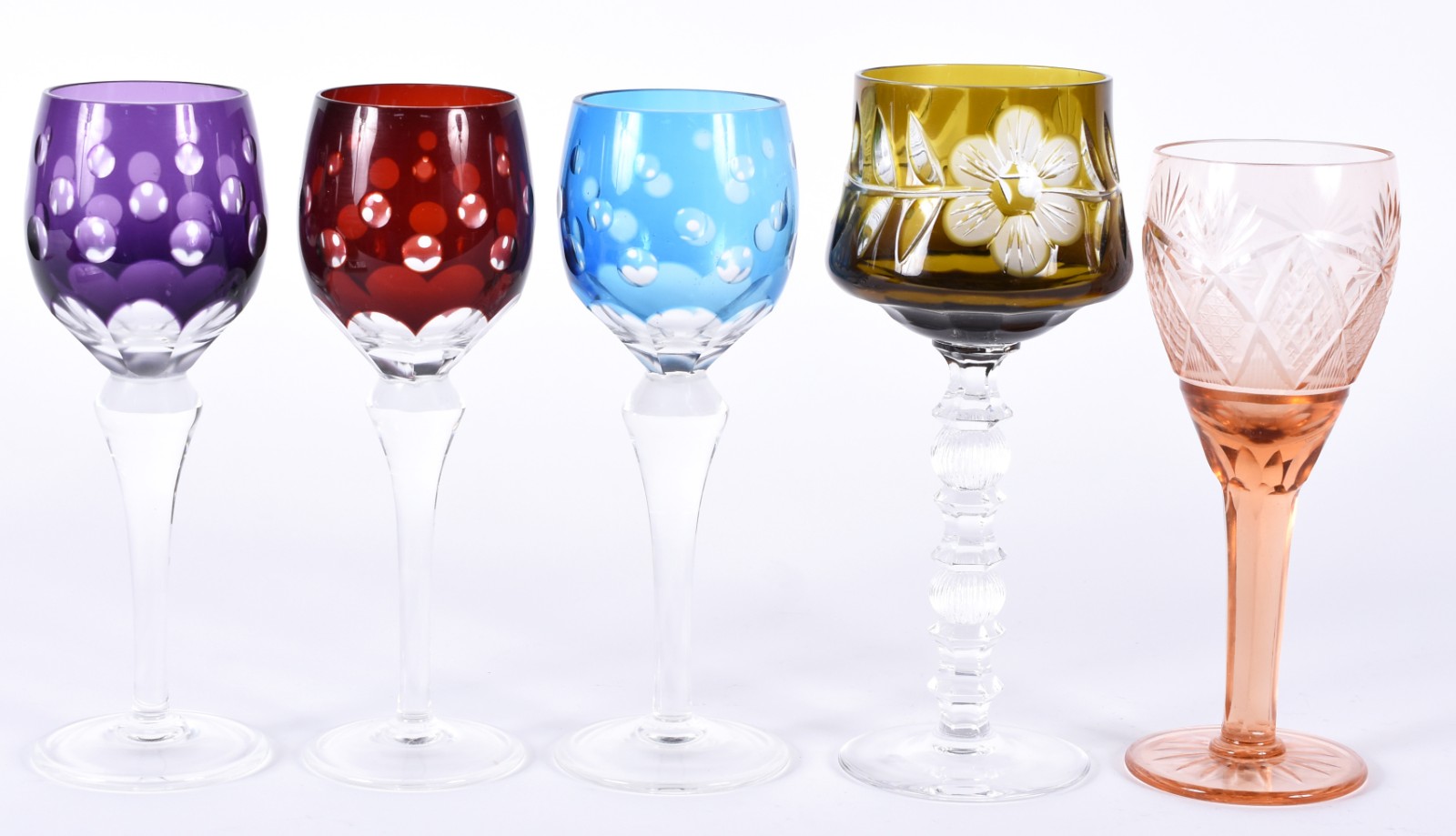 Cinco cálices para vinho de pé alto em cristal de diversas cores e... - foto 1 de 3