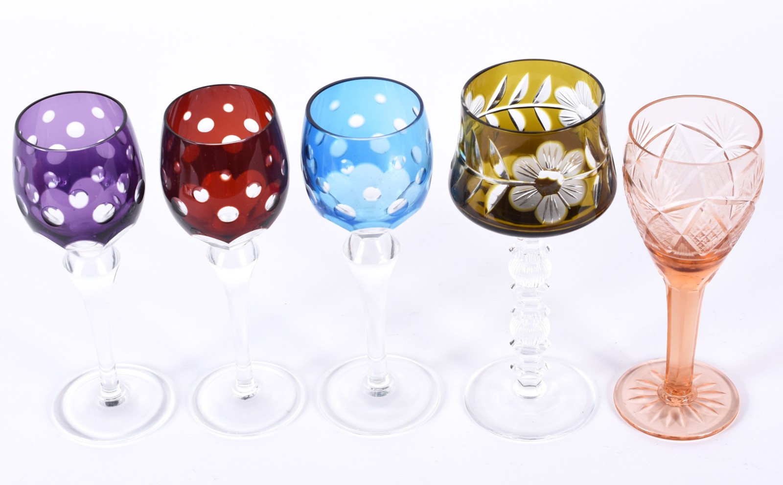 Cinco cálices para vinho de pé alto em cristal de diversas cores e... - foto 2 de 3