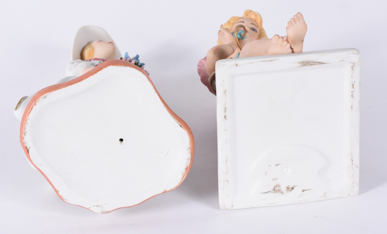 Duas figuras de porcelana policromada, representando figuras... - foto 5 de 5