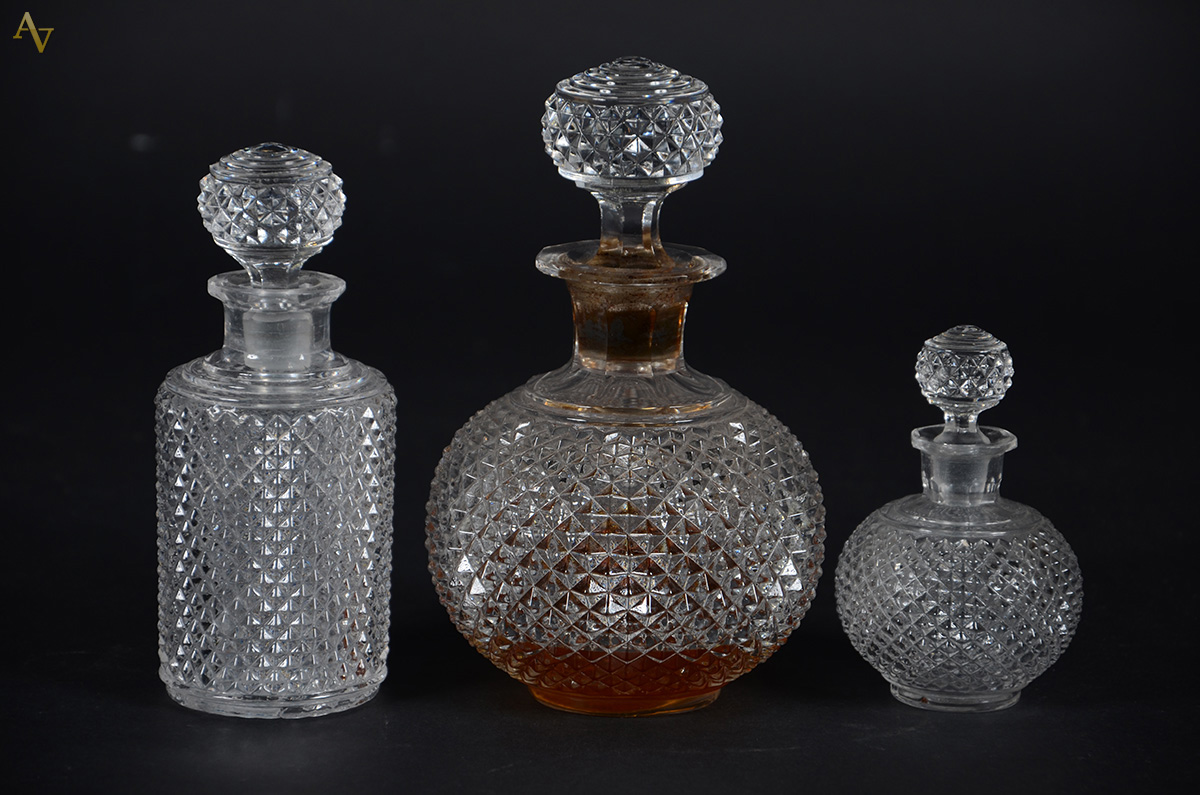 Três perfumeiros em cristal lapidação bico de jaca, alts. 10, 15 e 18...