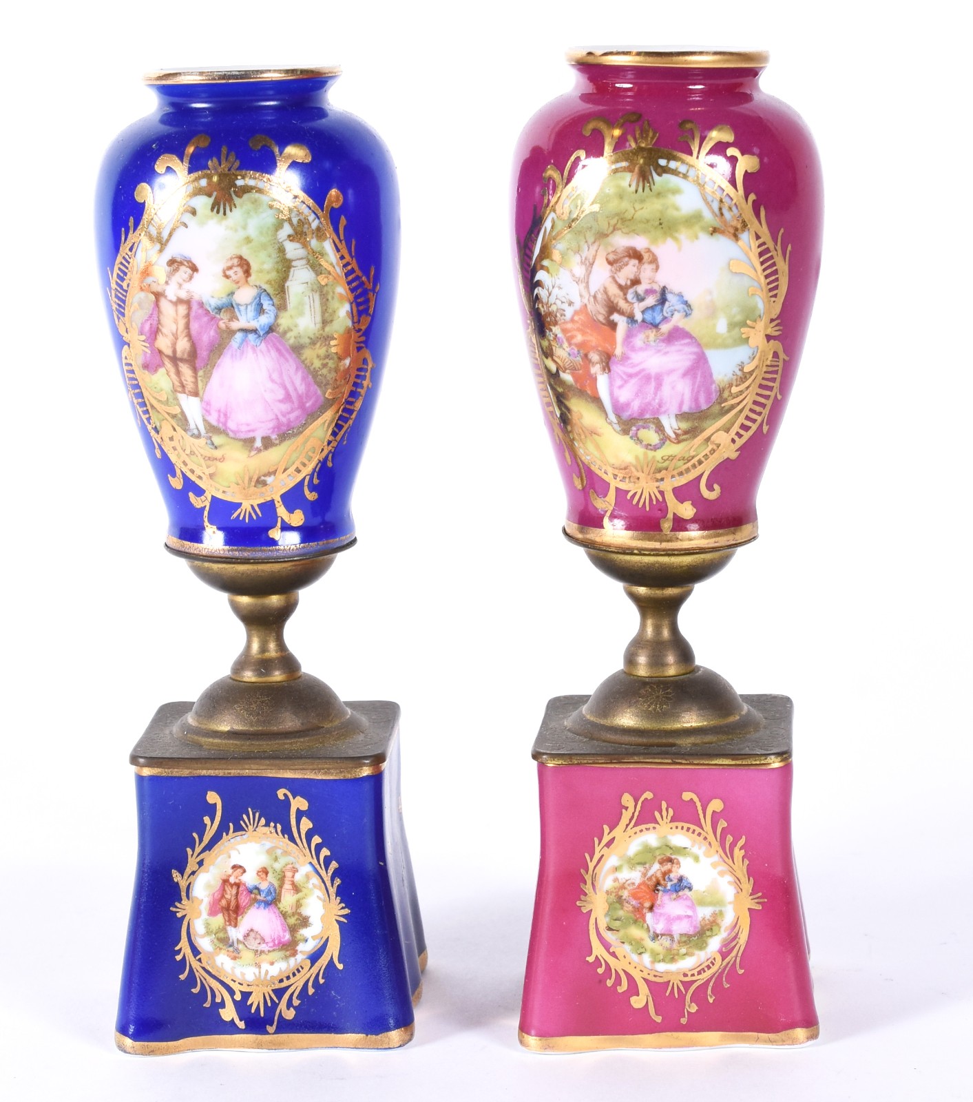 Par de pequenos vasos de porcelana europeia, sendo um na cor rosa e... - foto 1 de 6