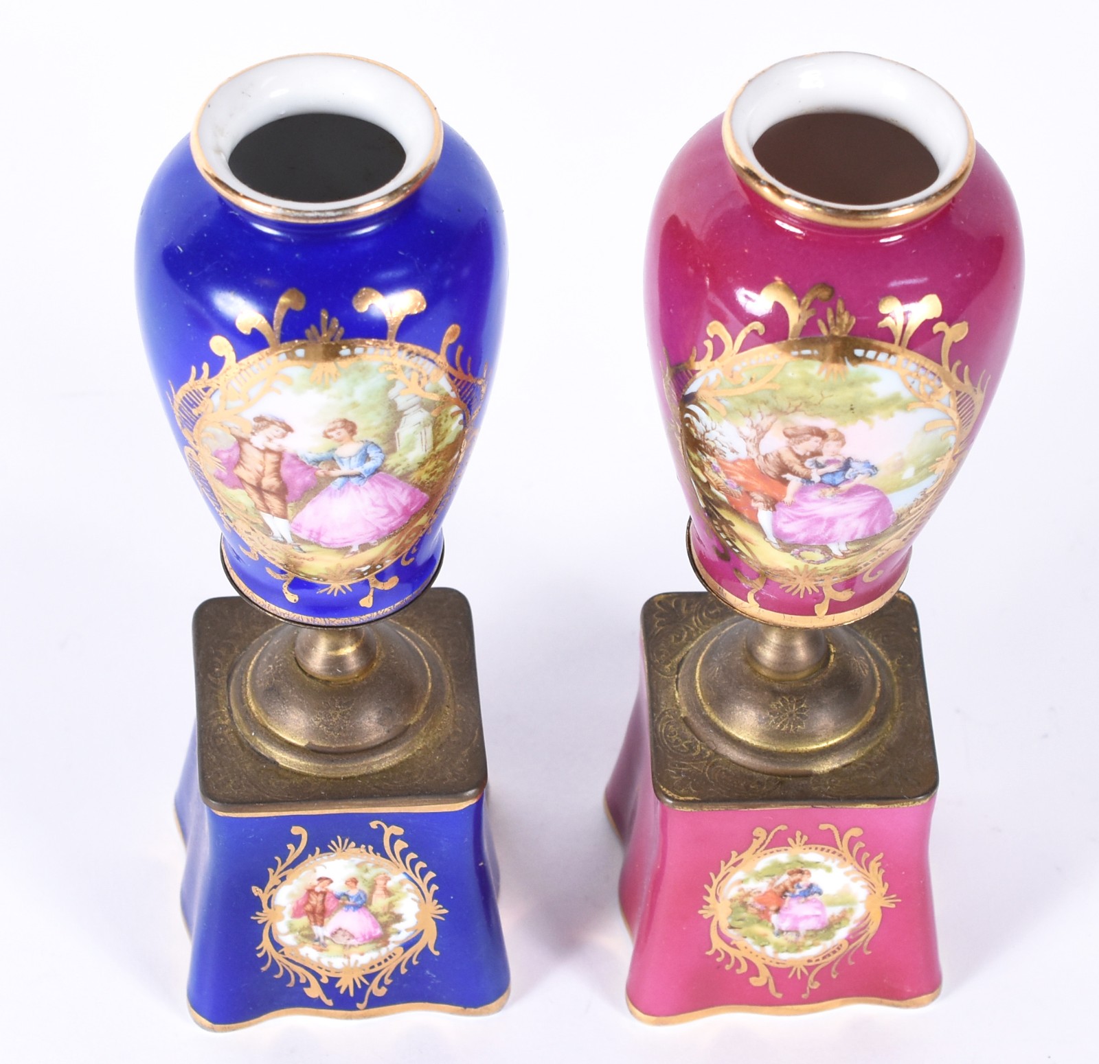 Par de pequenos vasos de porcelana europeia, sendo um na cor rosa e... - foto 2 de 6