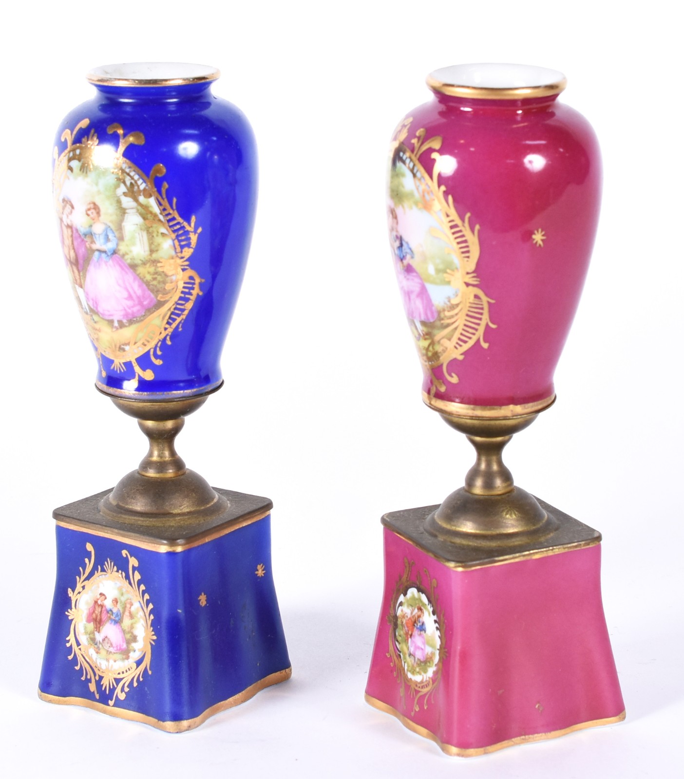 Par de pequenos vasos de porcelana europeia, sendo um na cor rosa e... - foto 3 de 6
