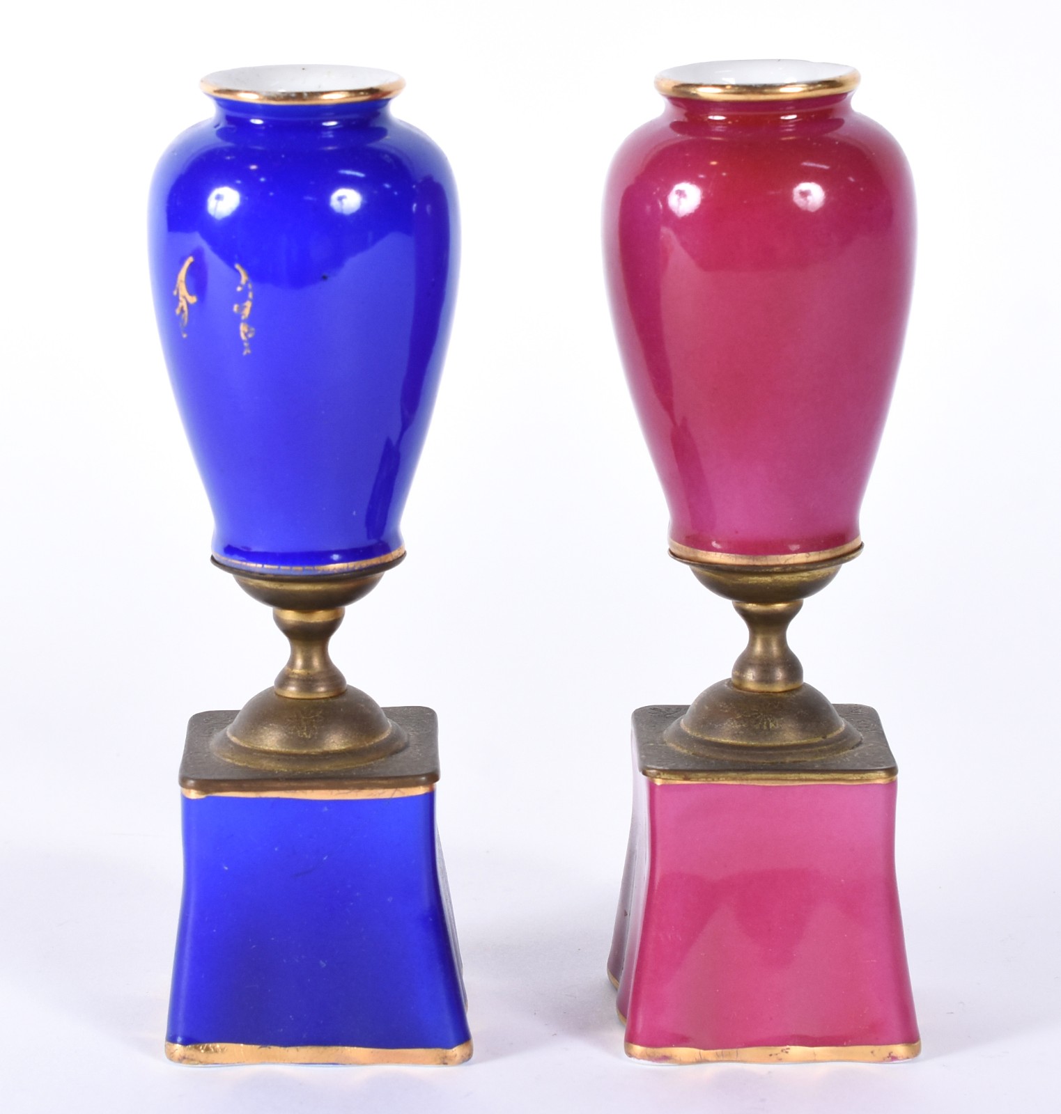 Par de pequenos vasos de porcelana europeia, sendo um na cor rosa e... - foto 4 de 6