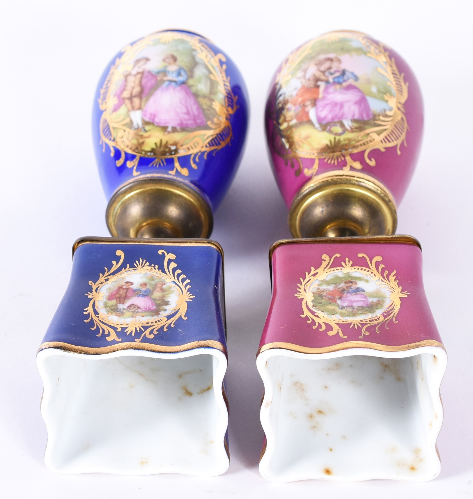 Par de pequenos vasos de porcelana europeia, sendo um na cor rosa e... - foto 5 de 6