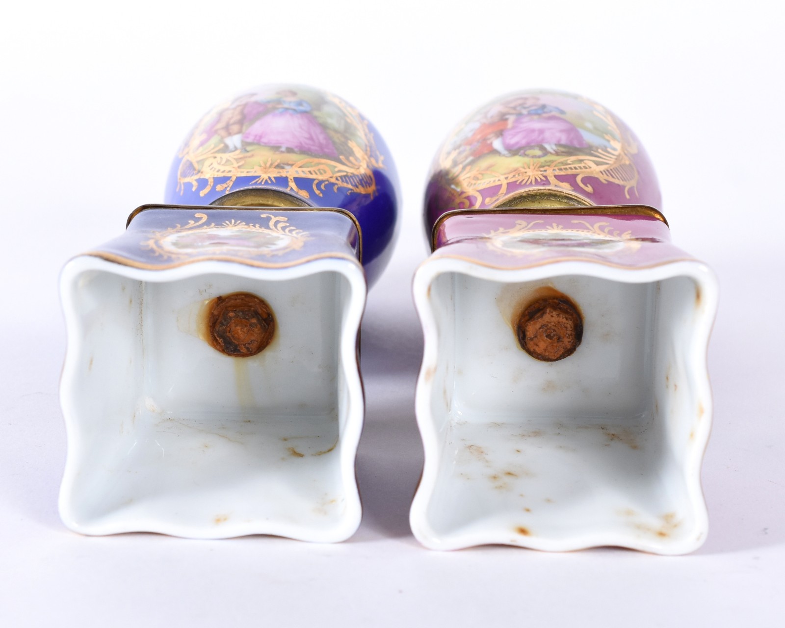 Par de pequenos vasos de porcelana europeia, sendo um na cor rosa e... - foto 6 de 6