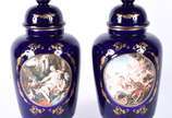 Par de potiches italianos de porcelana azul cob... - Par de potiches italianos de porcelana azul cobalto, medalhões em reserva com cenas alegóricas em policromia e realces dourados. Marcas na base.