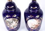 Par de potiches italianos de porcelana azul cob... - Par de potiches italianos de porcelana azul cobalto, medalhões em reserva com cenas alegóricas em policromia e realces dourados. Marcas na base.
