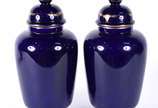 Par de potiches italianos de porcelana azul cob... - Par de potiches italianos de porcelana azul cobalto, medalhões em reserva com cenas alegóricas em policromia e realces dourados. Marcas na base.