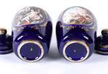 Par de potiches italianos de porcelana azul cob... - Par de potiches italianos de porcelana azul cobalto, medalhões em reserva com cenas alegóricas em policromia e realces dourados. Marcas na base.