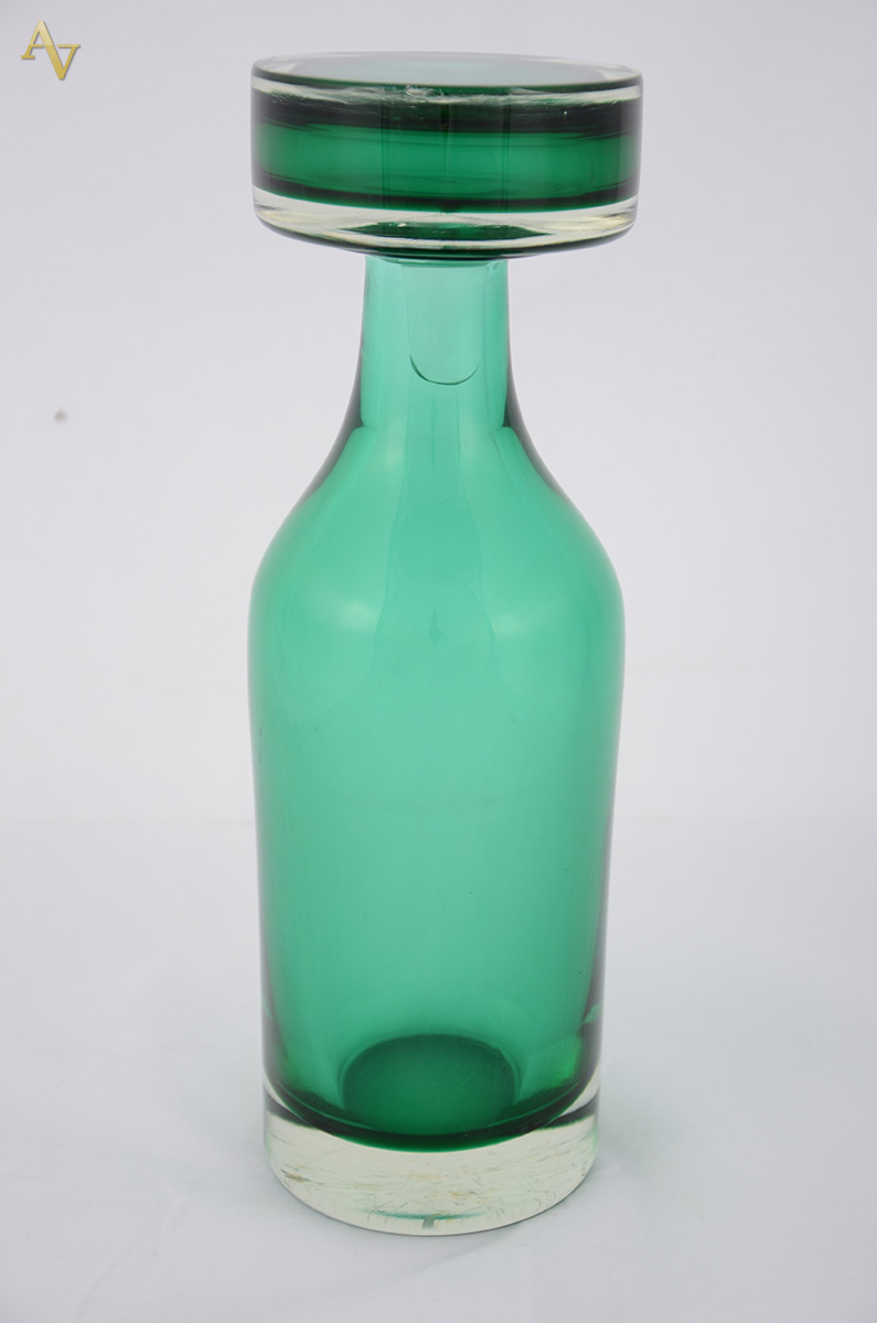 Grande garrafa em murano na cor verde. Altura: 30 cm