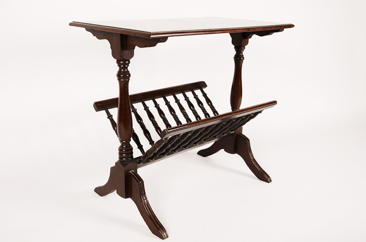 Mesa/revisteiro de madeira nobre, hastes torneadas, med. 35 x 60 alt... - foto 1 de 2